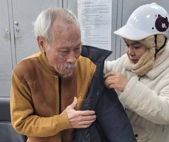 Công an phường Thành Đông cùng Nhân dân giúp đỡ cụ ông đi lạc trở về với gia đình